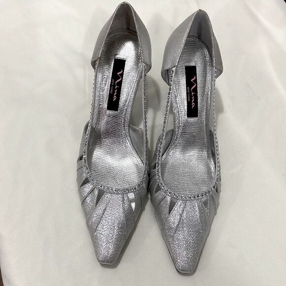 Nina Women’s Closed Toe Silver Shoe. 8M - Picture 2 of 6